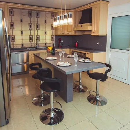 Mika Near Beach فيلة إياليسوس